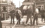 Hoek Herestraat-Raamstraat - herbouw Oldeman. Reker 2e van links.
              <br/>
              Uit nalatenschap Nijhuis & Reker (P. Suidman), 1948